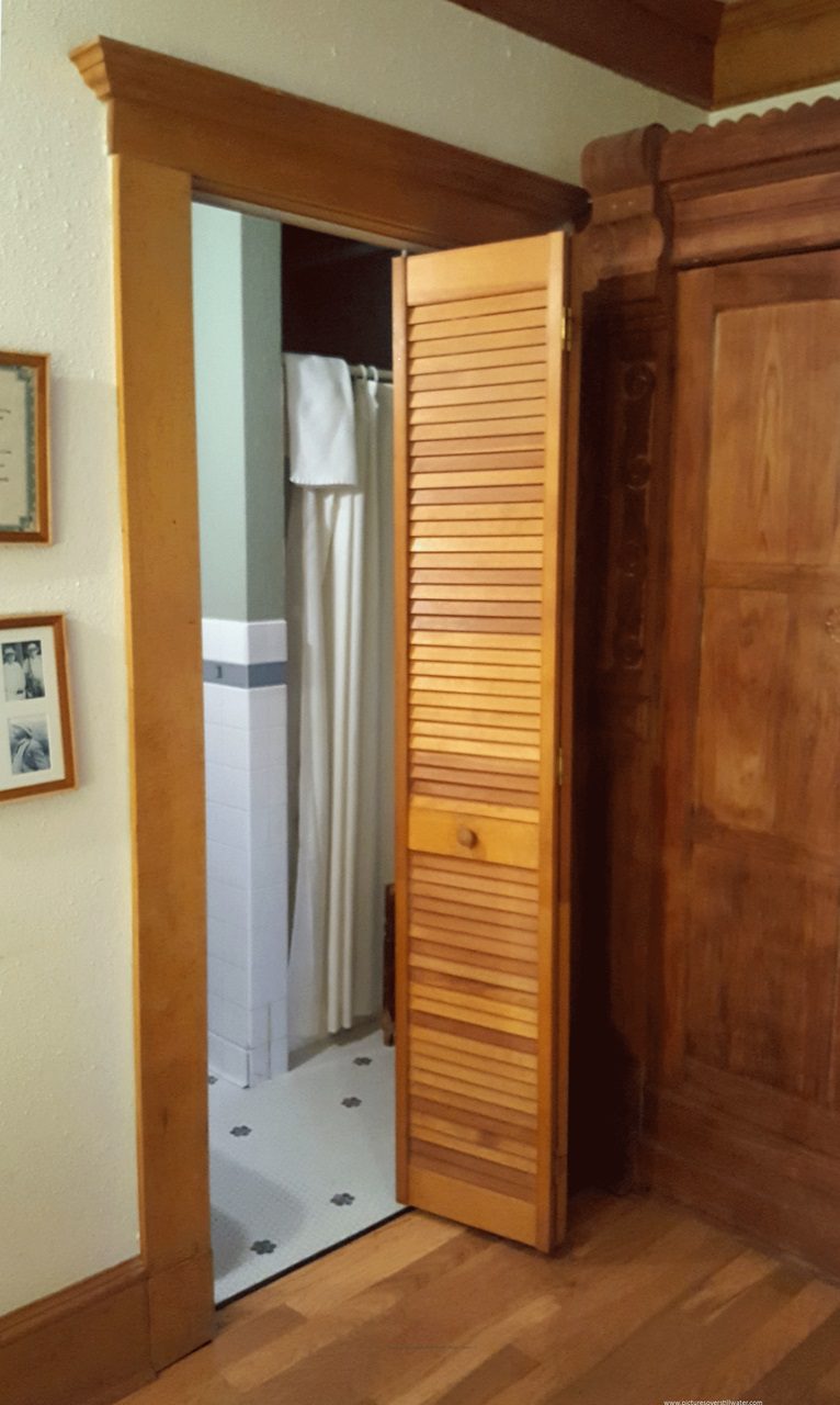 Albert Einstein room bathroom entrance.
