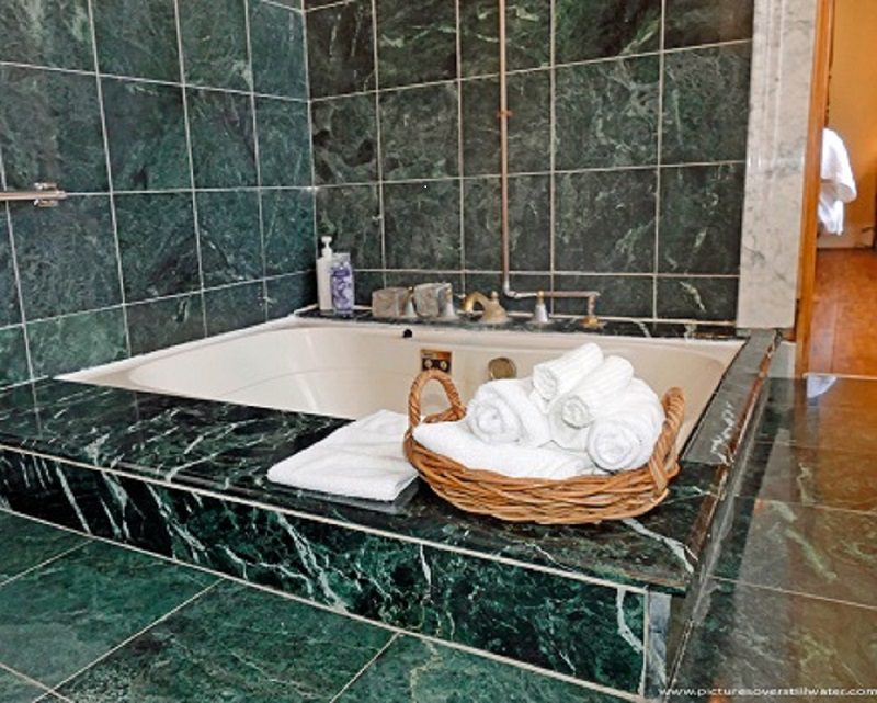 Amelia Earhart - bathtub