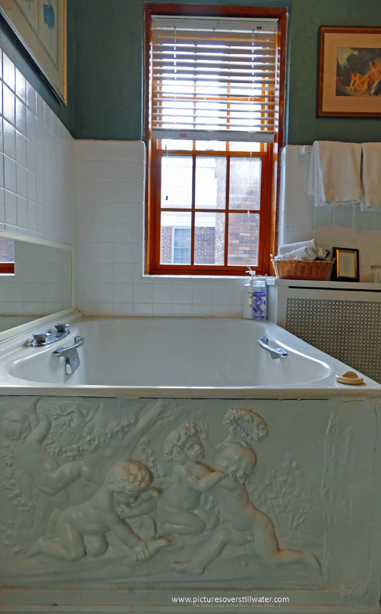 Eva Peron Room - Bath