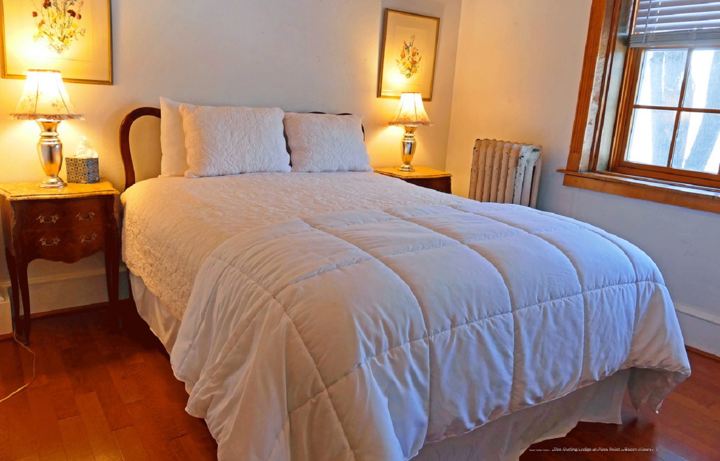 Marilyn Monroe room - queen bed and nightstands.