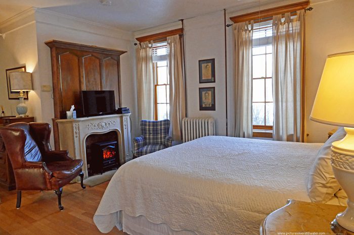 Pablo Picasso room - king bed, electric fireplace, television.